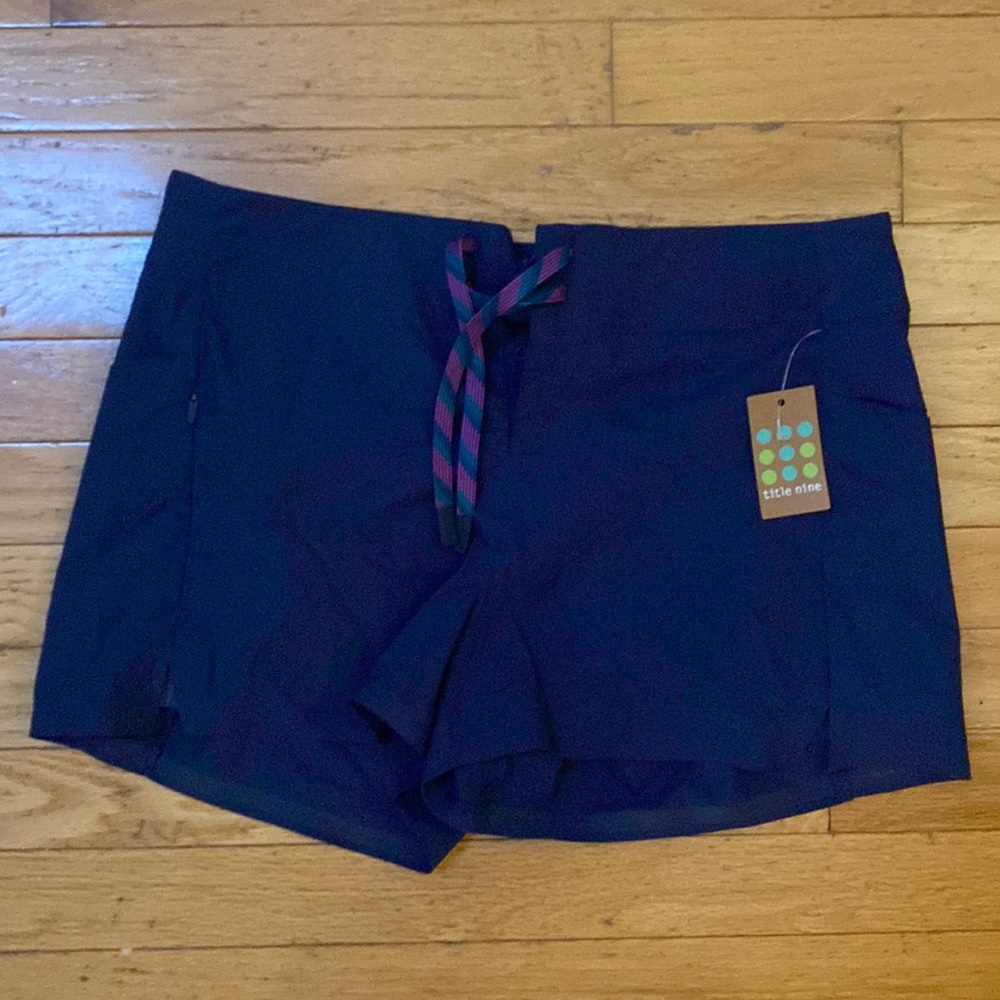 Women’s title nine navy athleisure swim style shorts size 6. New with tags!